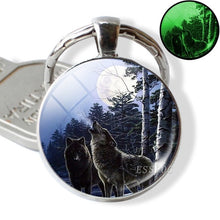 Cargar imagen en el visor de la galería, Luminous Glow In The Dark Wolf Key Chain Key Rings Holder
